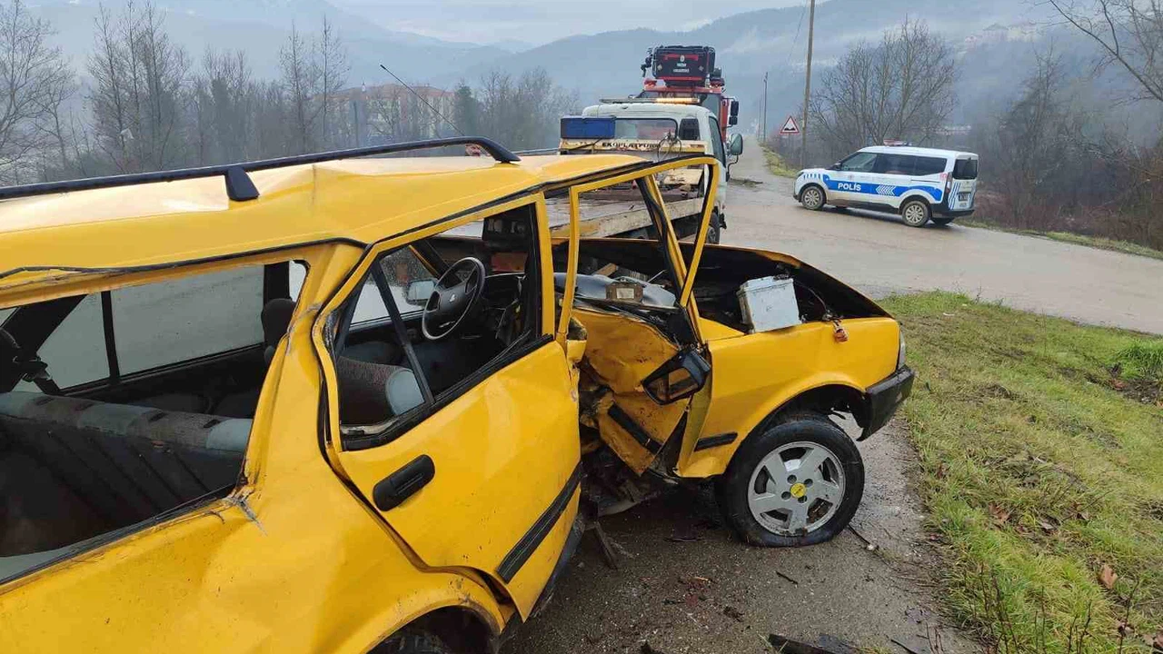 Bir anlık dalgınlık, tonlarca demirle buluşma! Araba pert, sürücü ayakta...