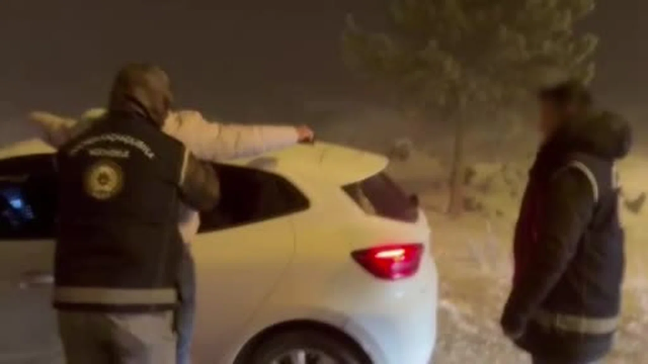 Polis takibe aldı, düzenek bozuldu: Kars’ta göçmen kaçakçıları yakalandı!