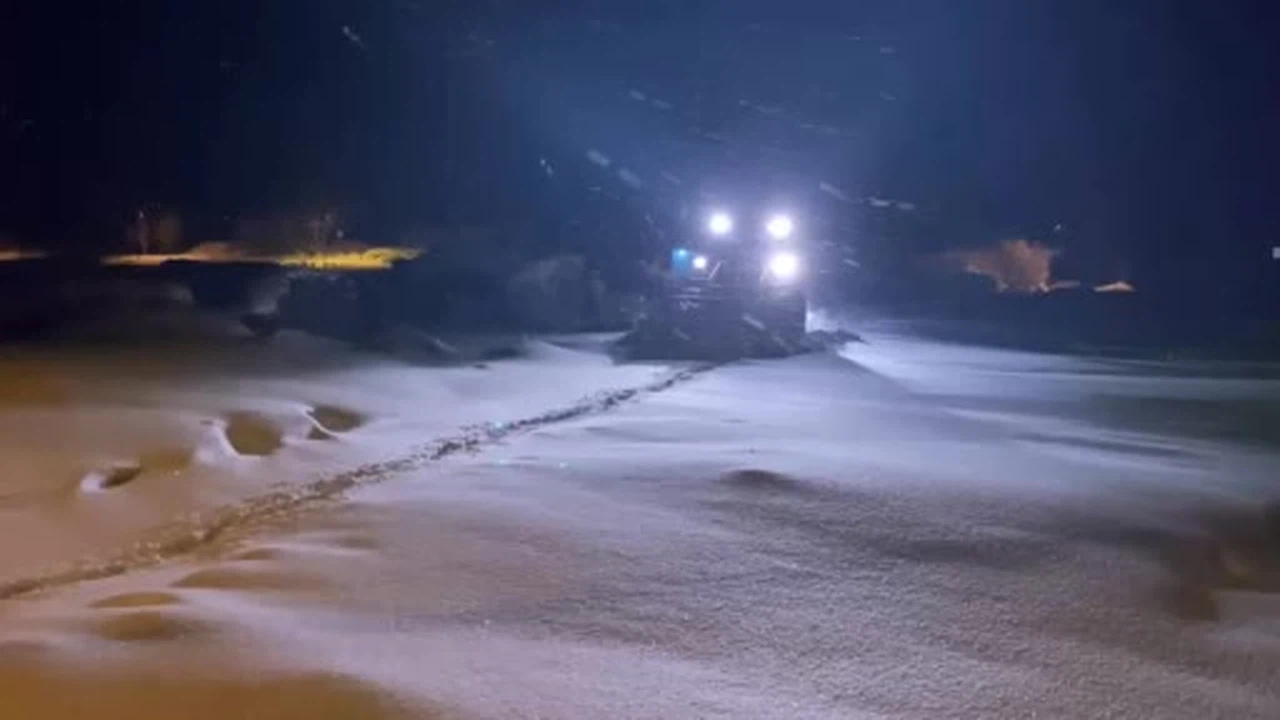 Kars’ta karla kaplı yollar aşıldı... Zorlu yol açıldı, hasta kadın kurtarıldı!