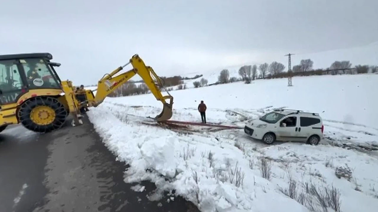 Kars'ta buzlanan yolda direksiyon hakimiyetini kaybetti, kendini şarampolde buldu!