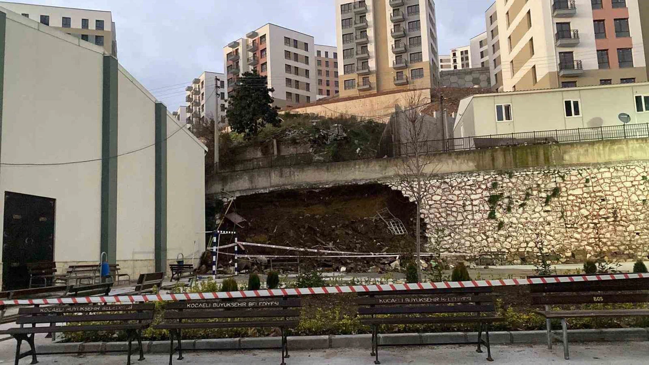 10 metrelik istinat duvarı okul bahçesine devrildi faciadan dönüldü