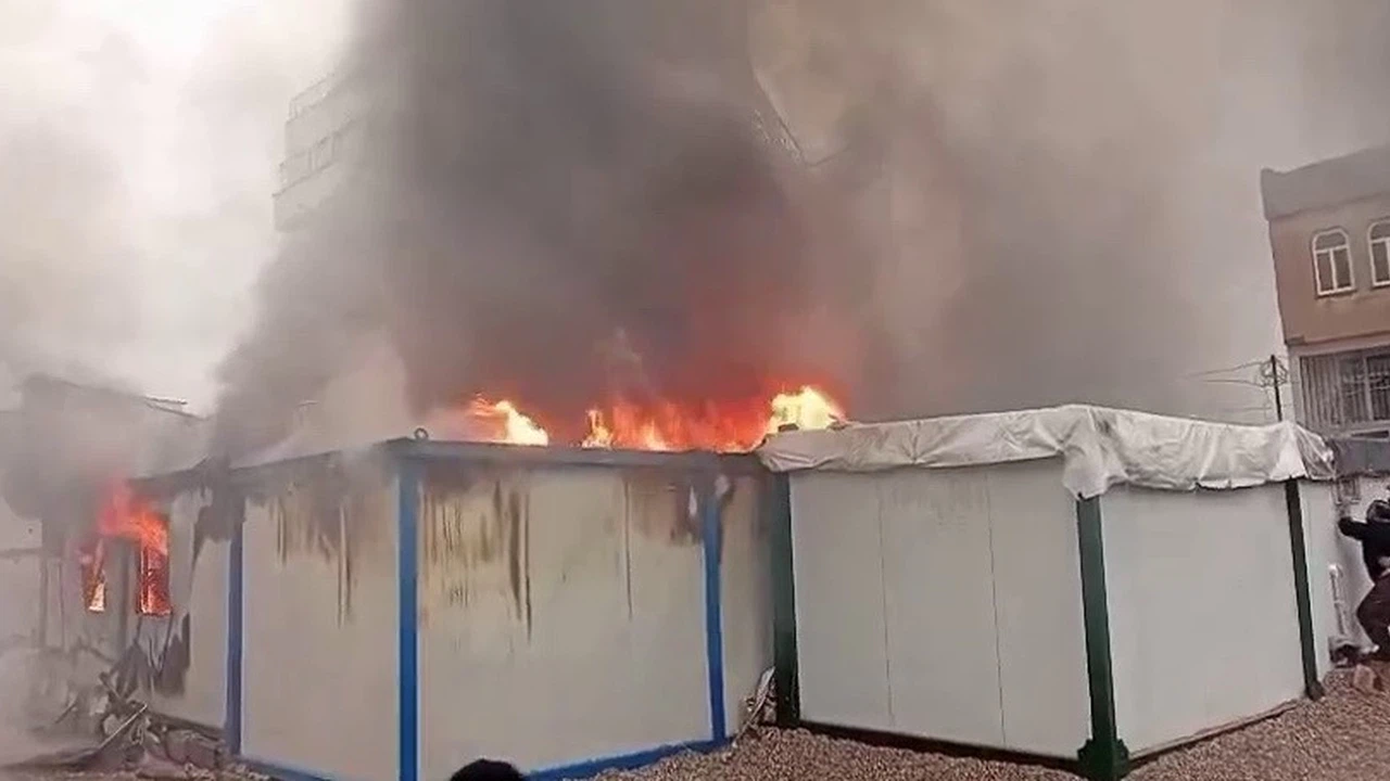 Adıyaman’da yangınla gelen ağır ders... Konteyner yandı, yürekler ağza geldi!