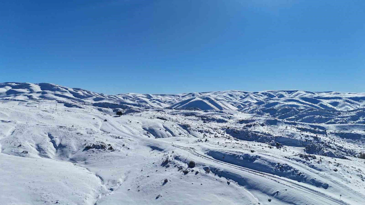 Konya’nın Toros zirvelerinde kar… Kiraz üreticisine moral oldu!
