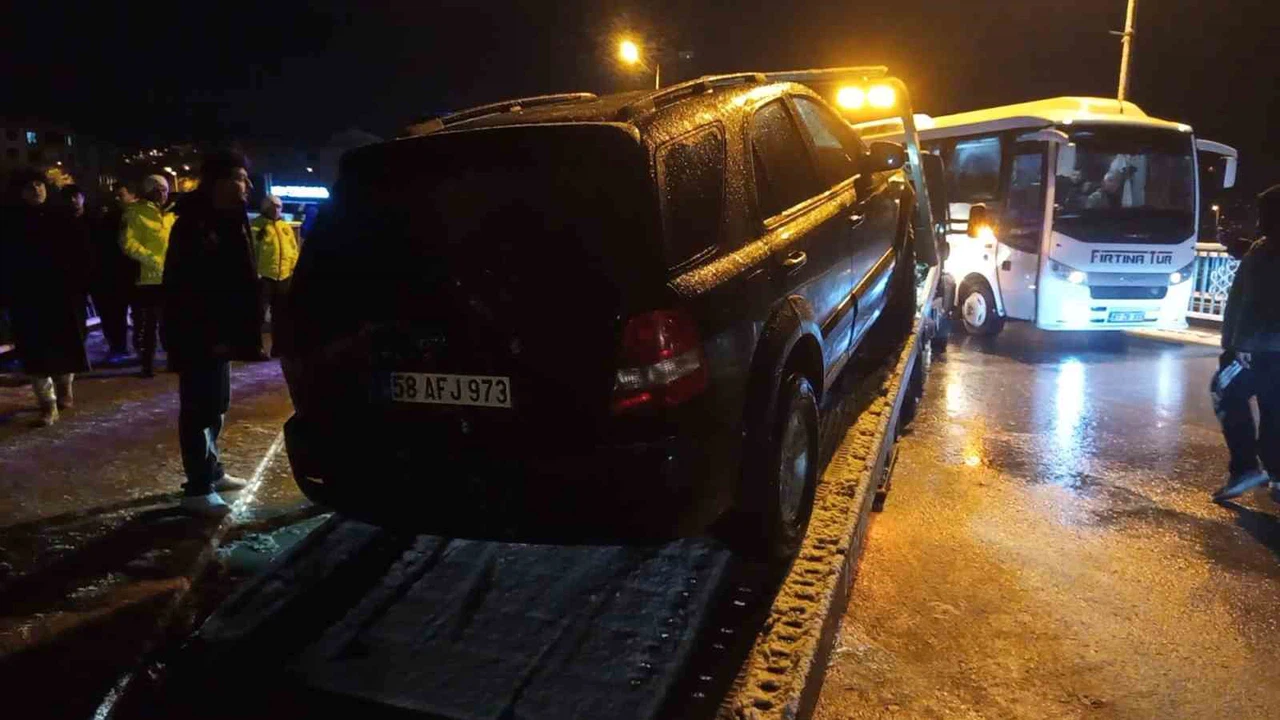 Köprü korkuluklarında asılı kalan cip nehre düşmekten son anda kurtuldu