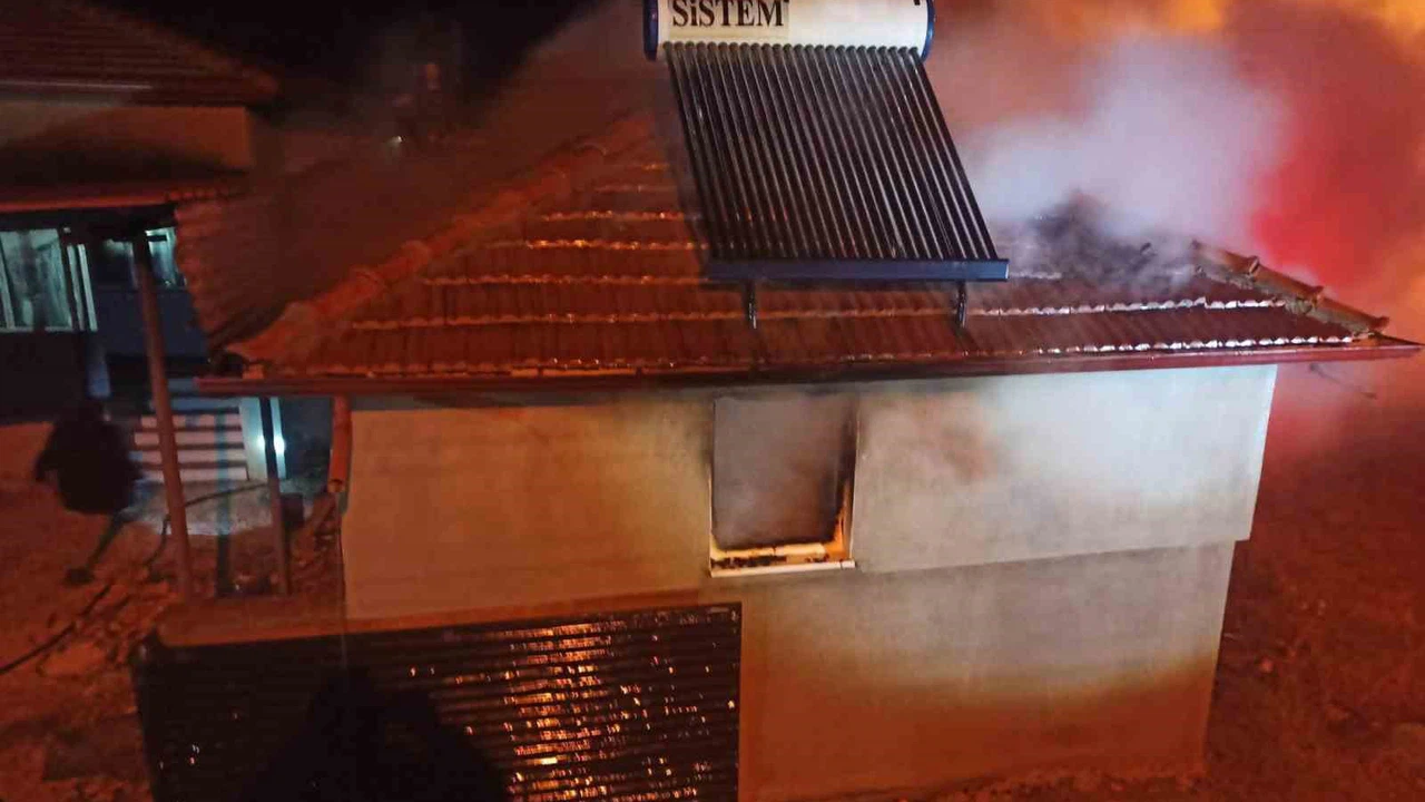 Sobayı yakmak isterken alevler sardı: Şuhut’ta köy evi yangını!
