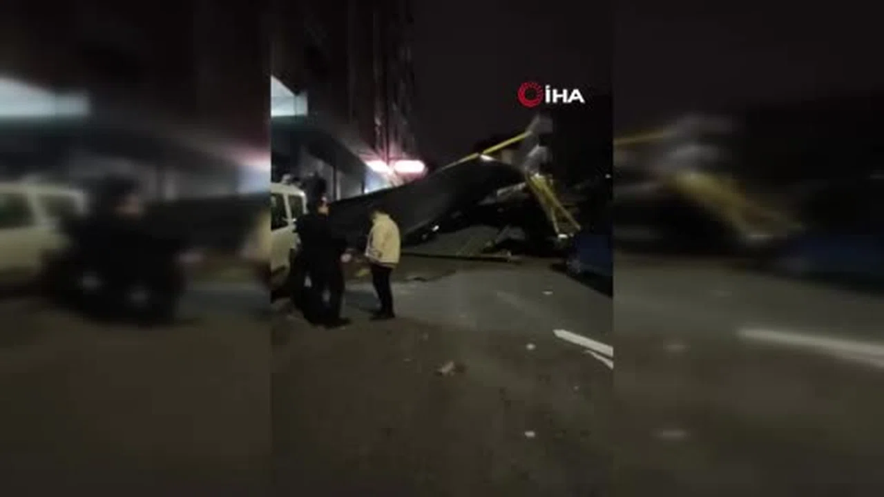 İstanbul’da fırtına alarmı: Çatı uçtu, sokak kapatıldı