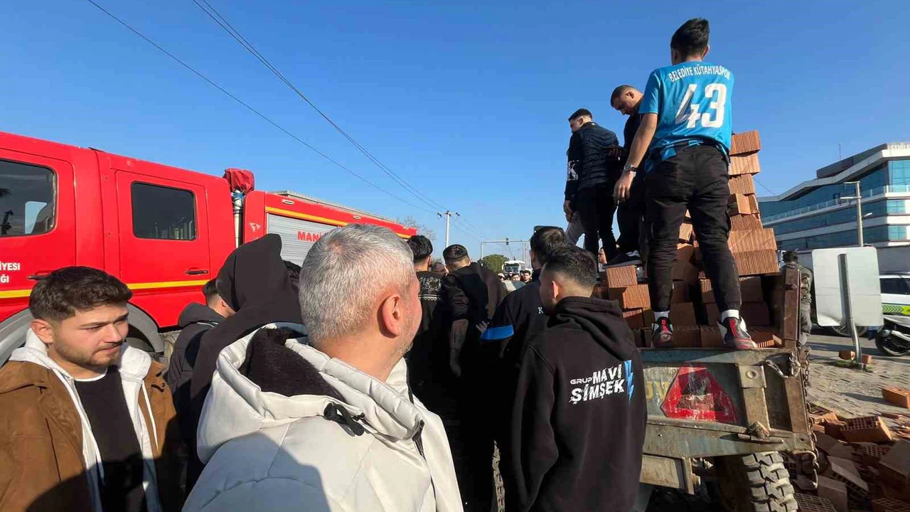 Kütahyaspor taraftarı, kazada yaralı sürücünün yardımına koştu