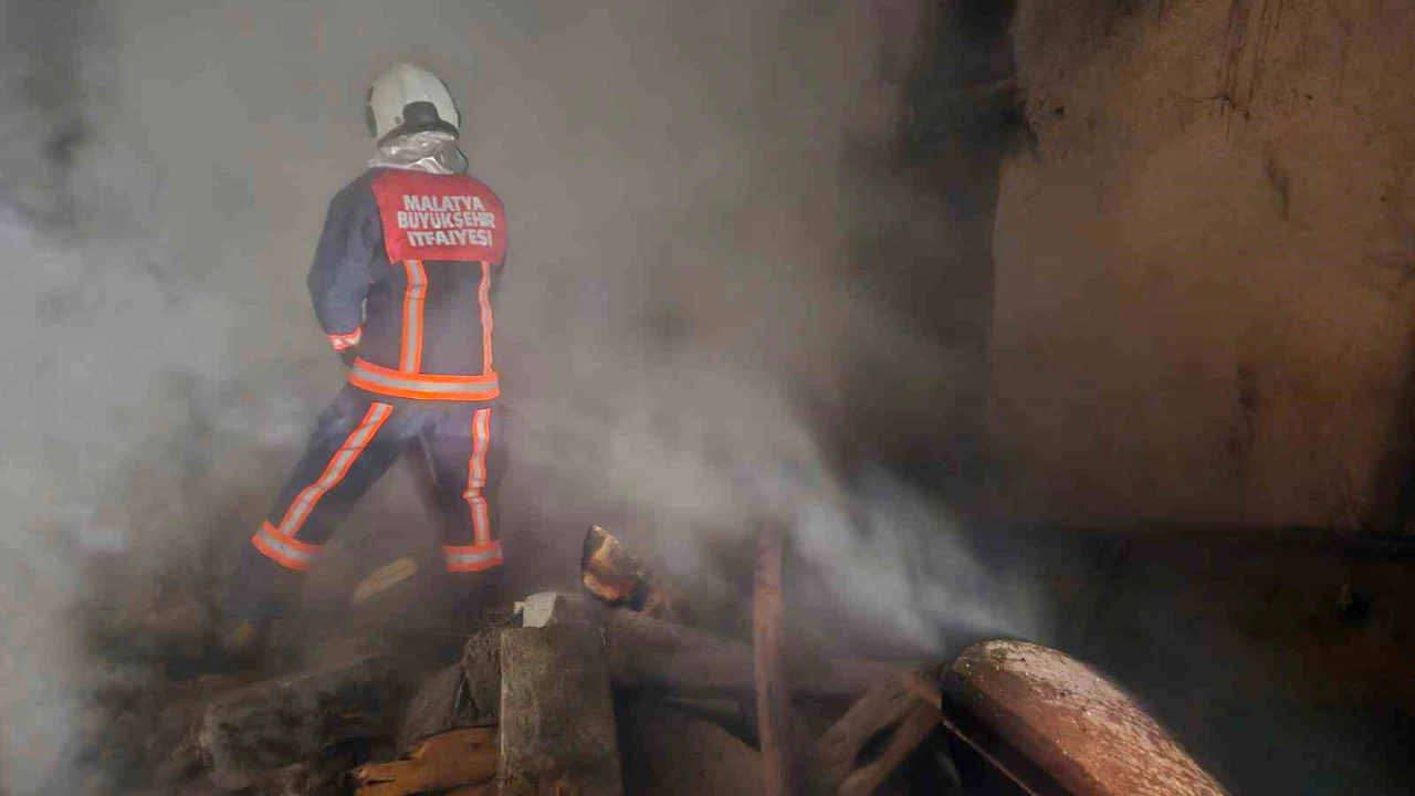 Malatya’da alevler çatıyı sardı... Dumanlar karanlığı yırtarak gökyüzüne yükseldi!