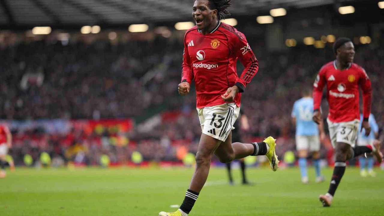 Manchester kırmızıya boyandı: United, City karşısında rahat kazandı