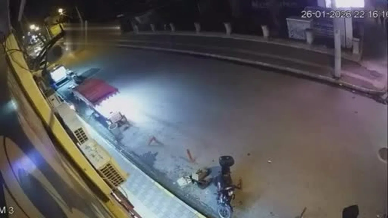 Mardin’de iki motosiklet kafa kafaya çarpıştı: Güvenlik kamerasına saniye saniye yansıdı!