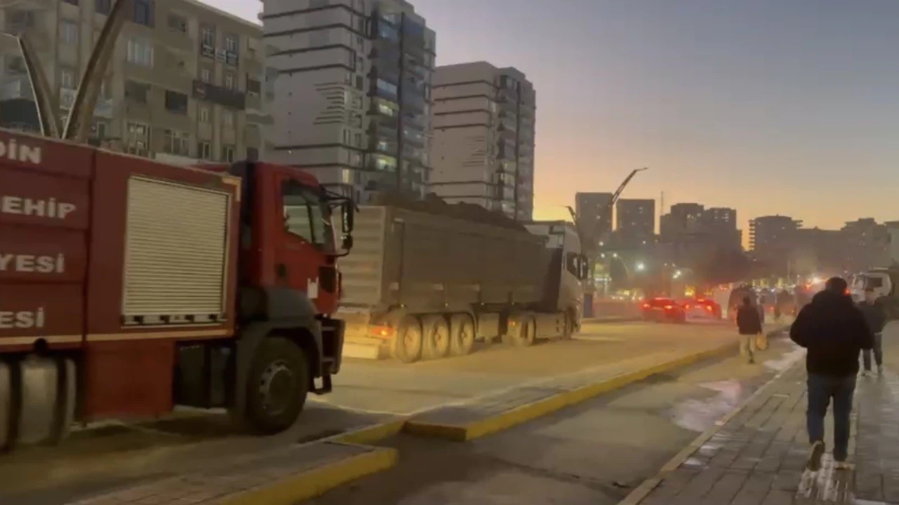 Mardin’de yürekleri ağza getiren fabrika yangını! Alevler geceyi yuttu, gökyüzü dumanla kaplandı...