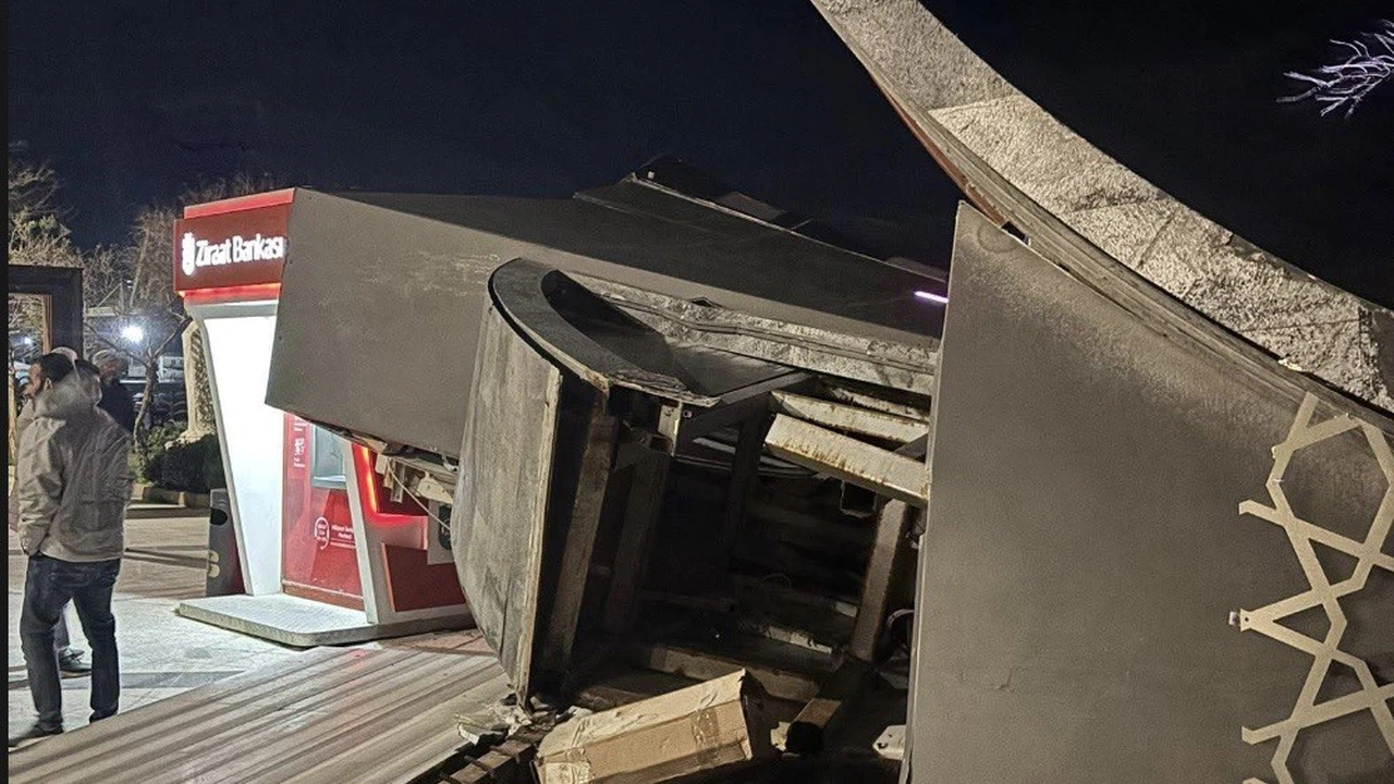 Faciadan dönüldü! Şiddetli lodos dev ekranı yerinden söktü