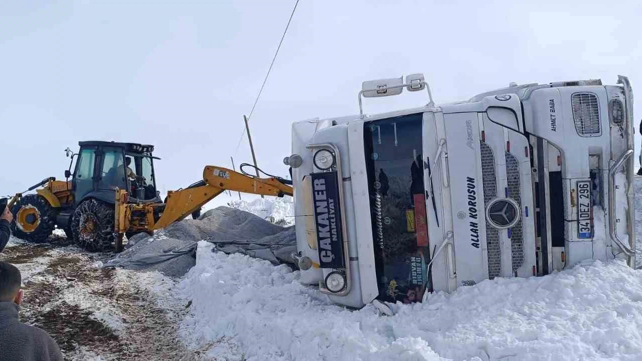 Van’da buz tuzağı... Tonlarca demir metrelerce sürüklenerek yola serildi!