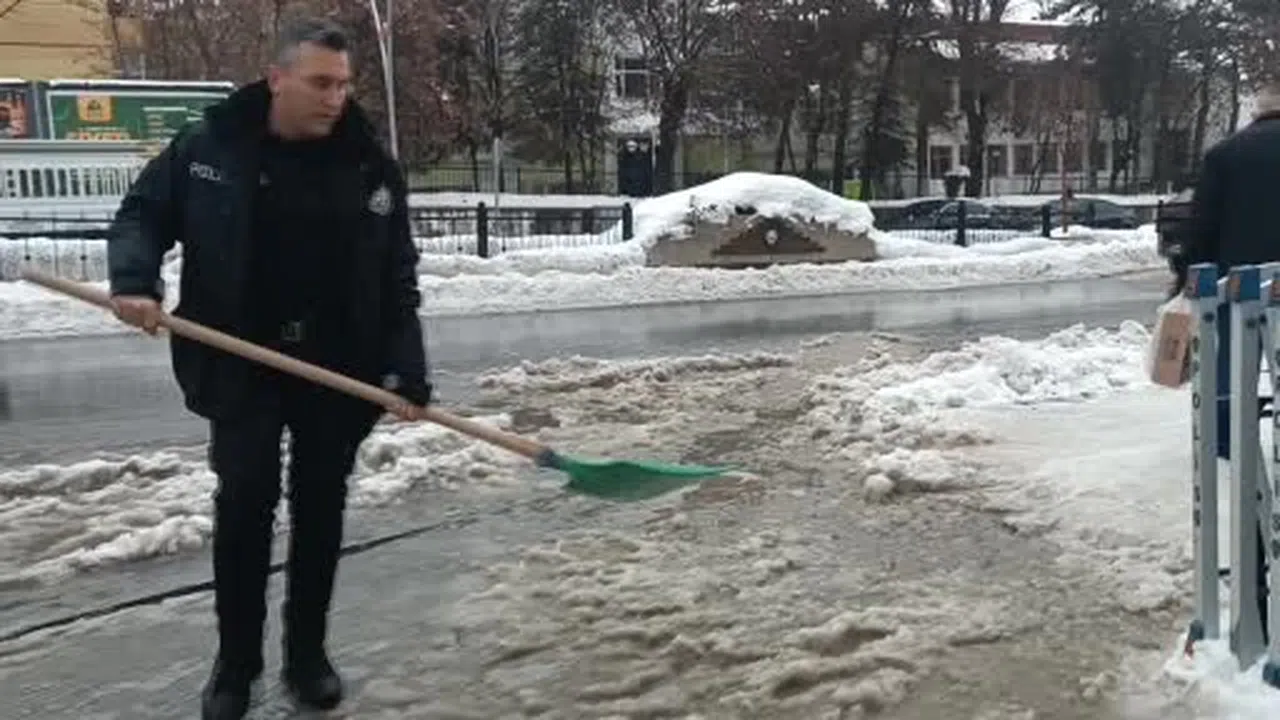 Muş'ta yayalar suda mahsur kaldı... Kürekle yardım eden polis büyük takdir topladı!