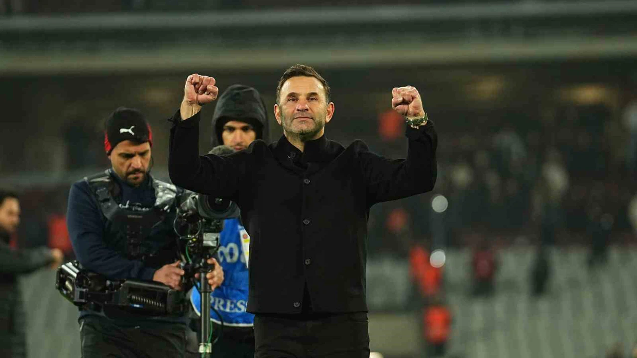 Maç bitti, coşku zirve yaptı: Okan Buruk taraftarla 3’lü çekti