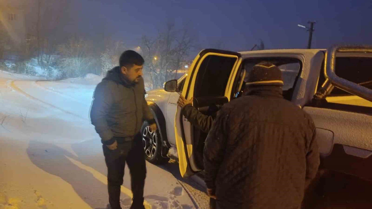 Karda mahsur kalan iki kadını belediye çalışanları kurtardı