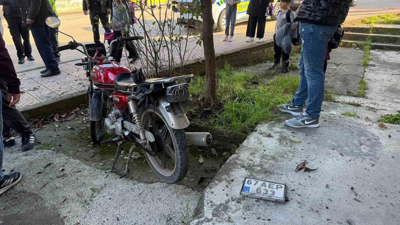 Saniyelerle gelen felaket! Motosiklet kaldırıma uçtu!
