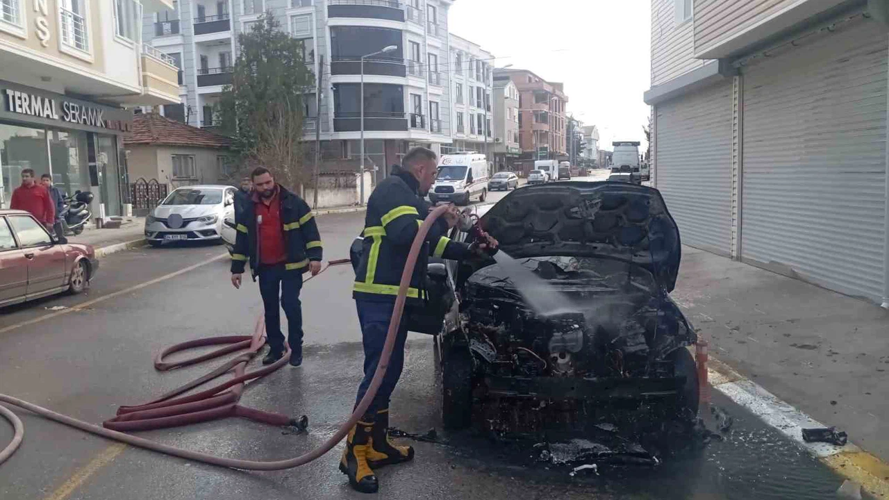 Araba değil sanki volkan... Kırklareli’de motor kısmı alev aldı, mahalle ayağa kalktı!