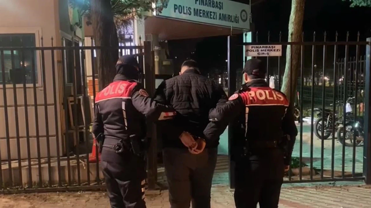 Polise sahte kimlik gösterdi, altından 128 dosya çıktı: İzmir'de suç makinesi yakalandı!