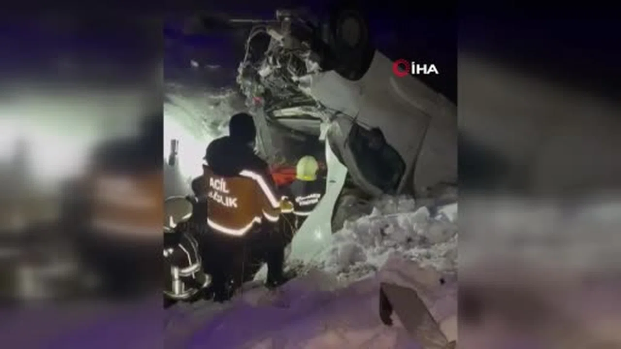 Diyarbakır’da feci kaza... Dakikalarca sıkışan sürücü sedyeye böyle alındı!