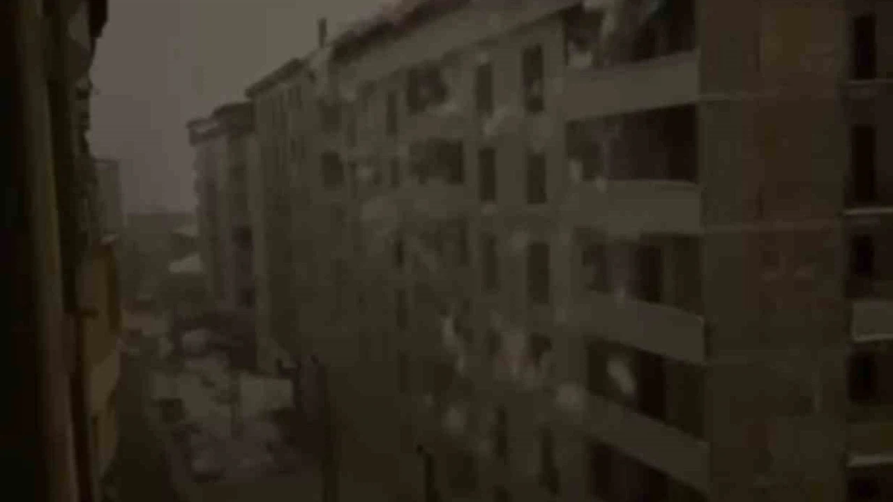 Tonlarca ağırlıktaki kar kütlesi elektrik direklerini devirdi