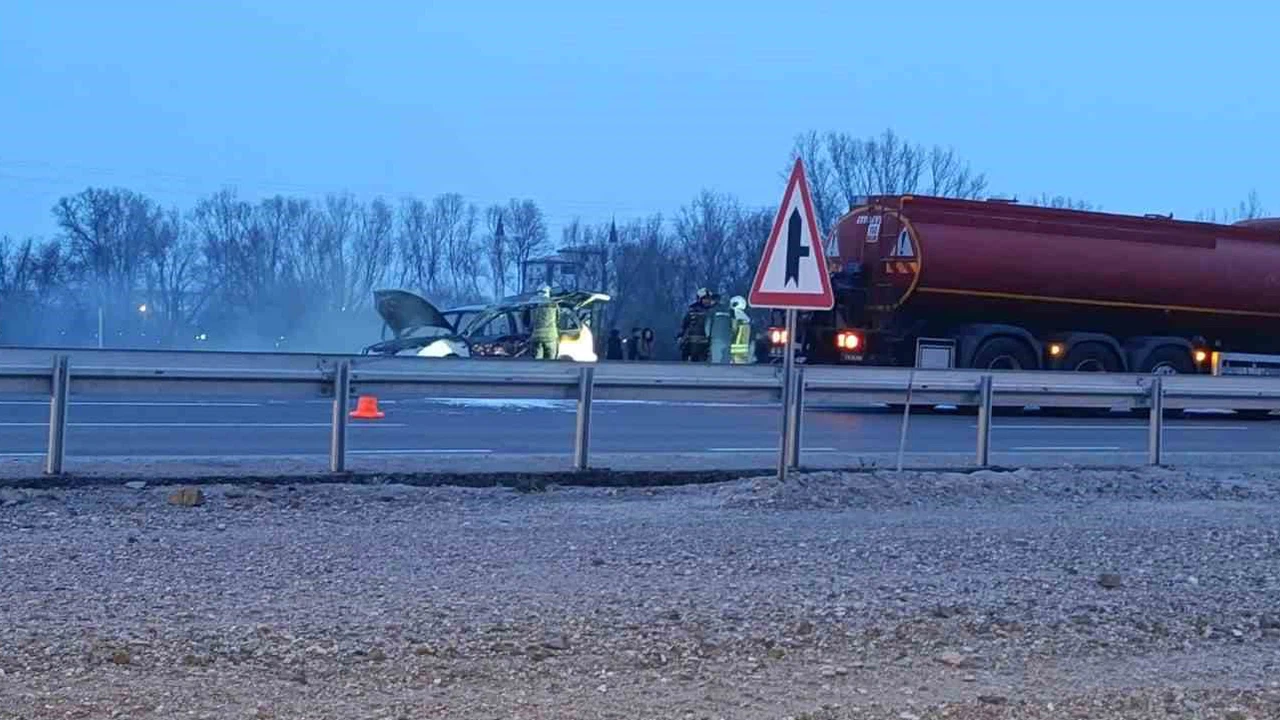 Ankara yolu alevlere teslim: Seyir halindeki araç alev topuna döndü!