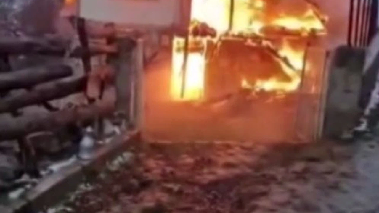 Rüzgarın büyüttüğü alevler tarihi yapıyı yok etti: Sinop'ta ahşap köy evi yandı!