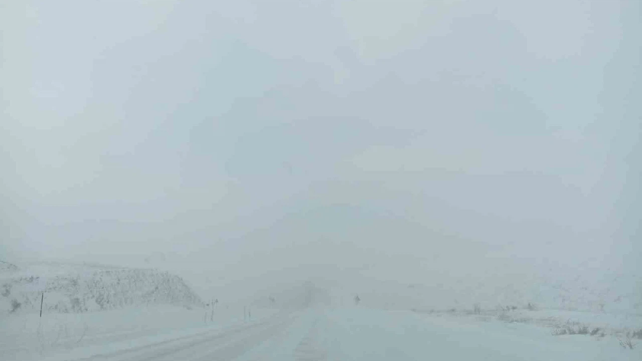 Sivas’ta kar ve tipi hayatı felç etti... Yol trafiğe kapandı, uzun araç kuyrukları oluştu!