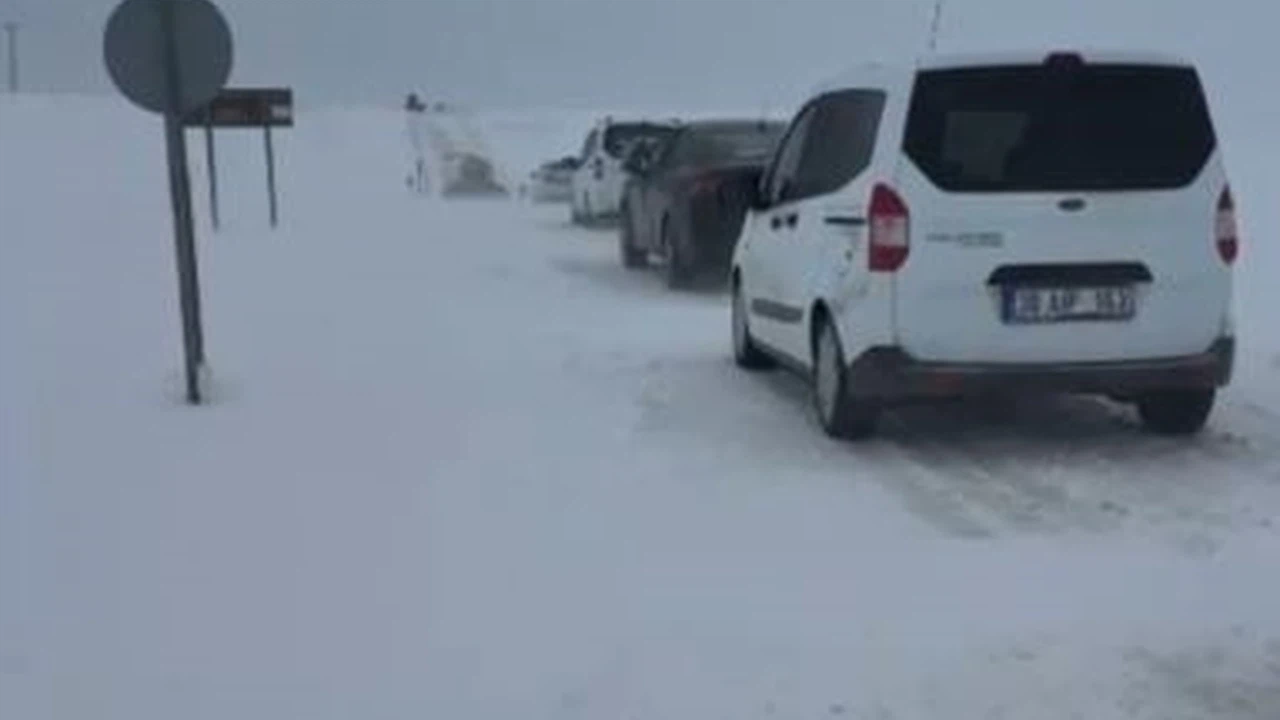 Sivas’ta tipi kabusu... Araçlar yolda kaldı, sürücüler saatlerce mahsur kaldı!