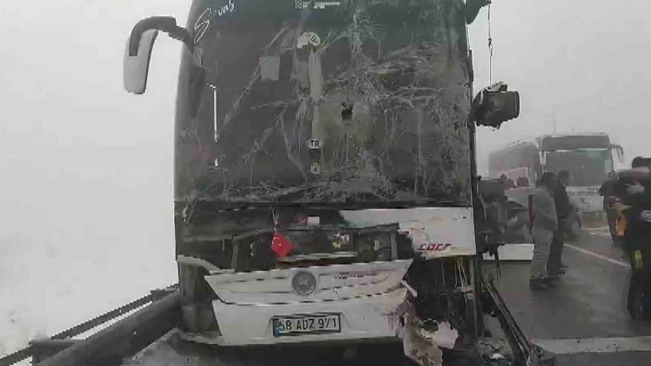 Gemerek’te kırmızı ışıkta zincirleme kaza: Otobüs, tır ve otomobil çarpıştı!