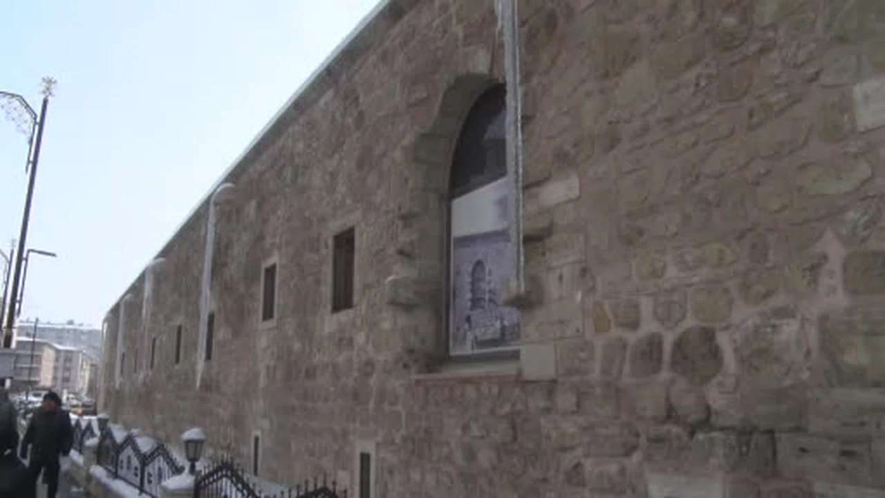 Sivas’ta kış sert yüzünü gösterdi... Tarihi handa 4 metreyi bulan buz sarkıtları oluştu!