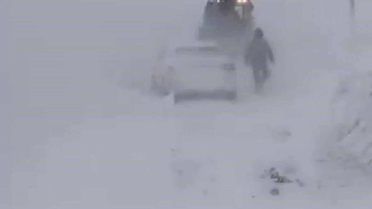 Sivas’ta kar yağdı, geçitler kapandı... Araçlar mahsur, ekipler zamanla yarışta!