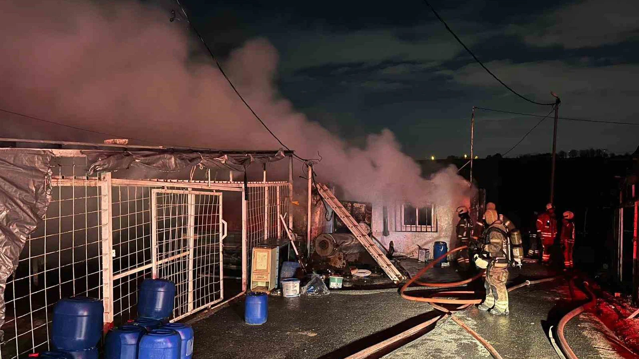 Alevler sokak boyunca yükseldi: Sultangazi’de korkutan yangın!