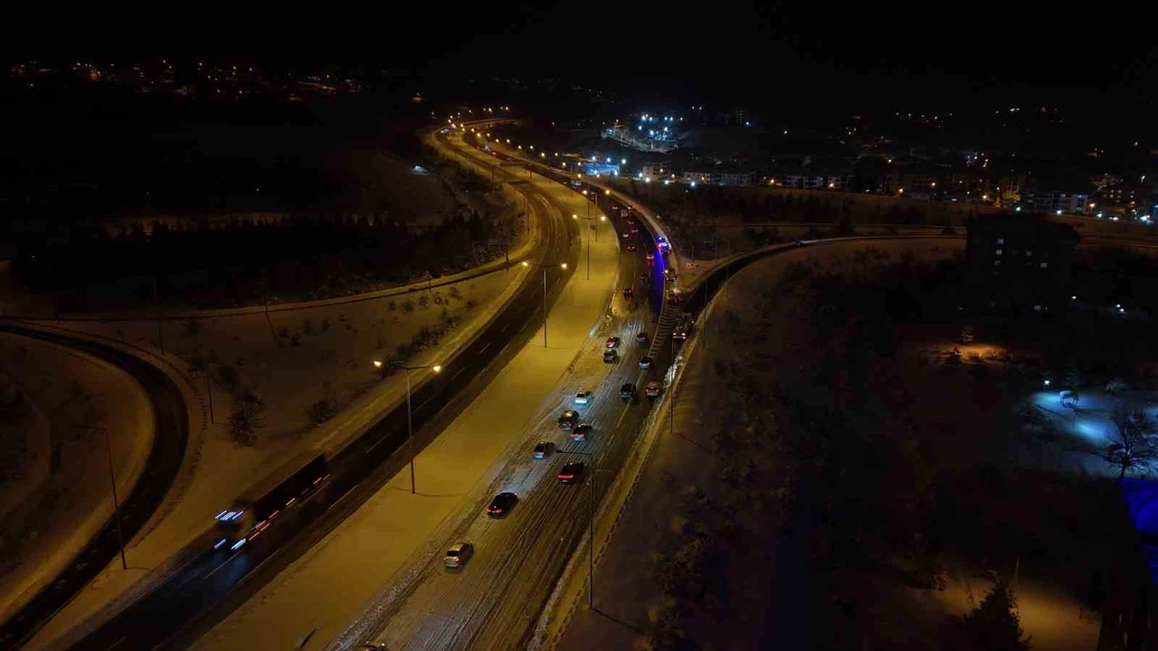 TEM Otoyolu’nun Bolu geçişi 7 saat sonra ulaşıma açıldı
