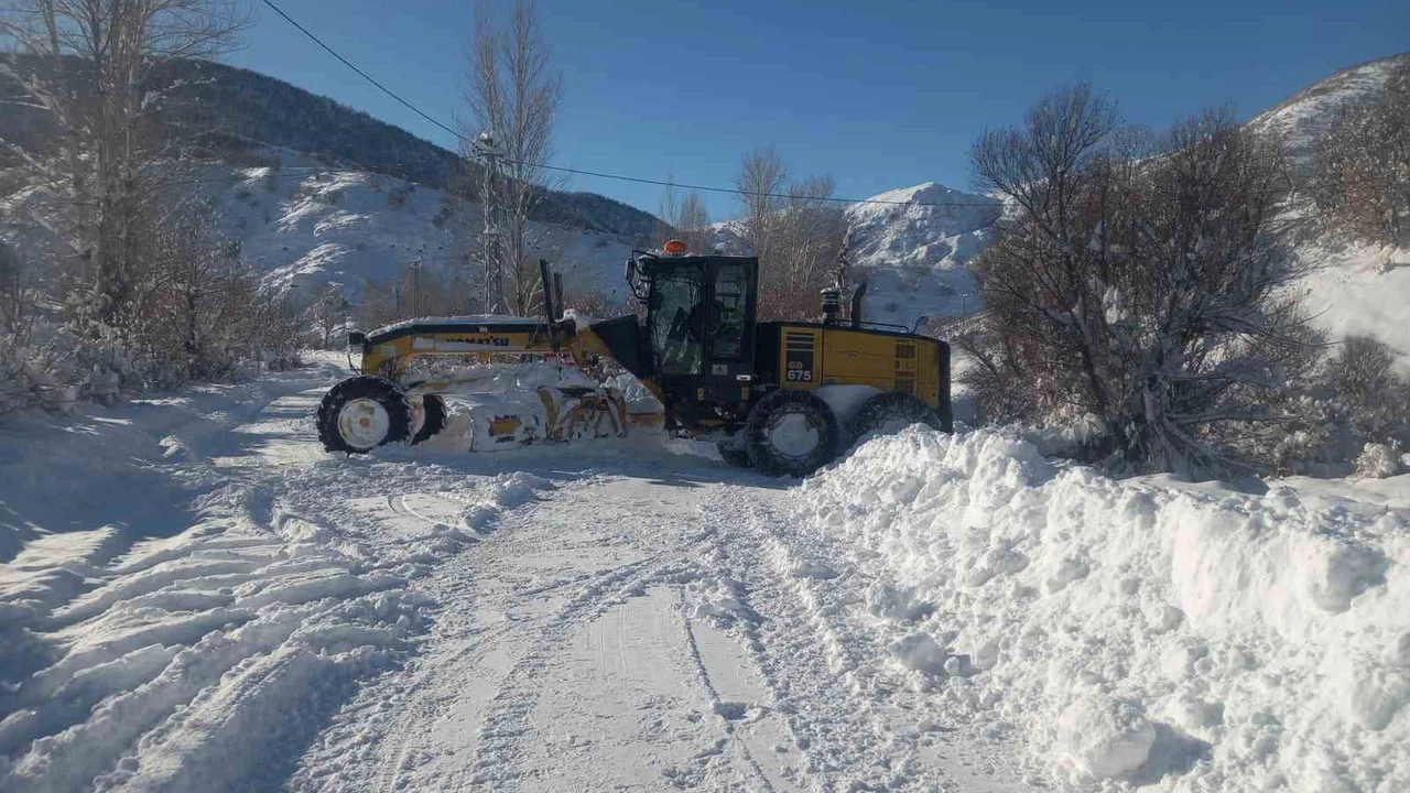 Tunceli’de kar 'Köy Ayarına' döndü... 138 yol açıldı, 160 köyde çalışmalar sürüyor!