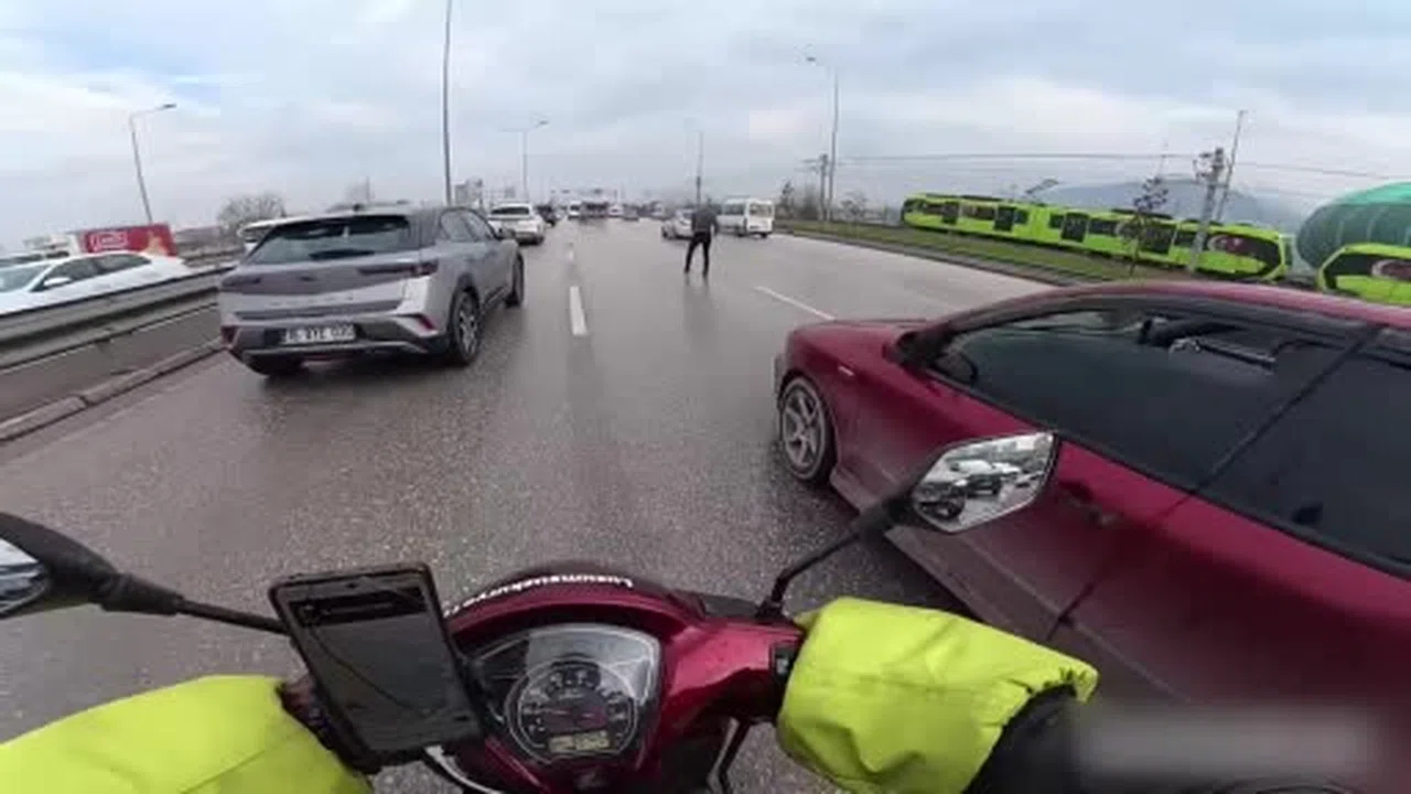 Trafikte fren tutmadı, sinir boşaldı! Bursa yolunun ringe döndüğü anlar kamerada…