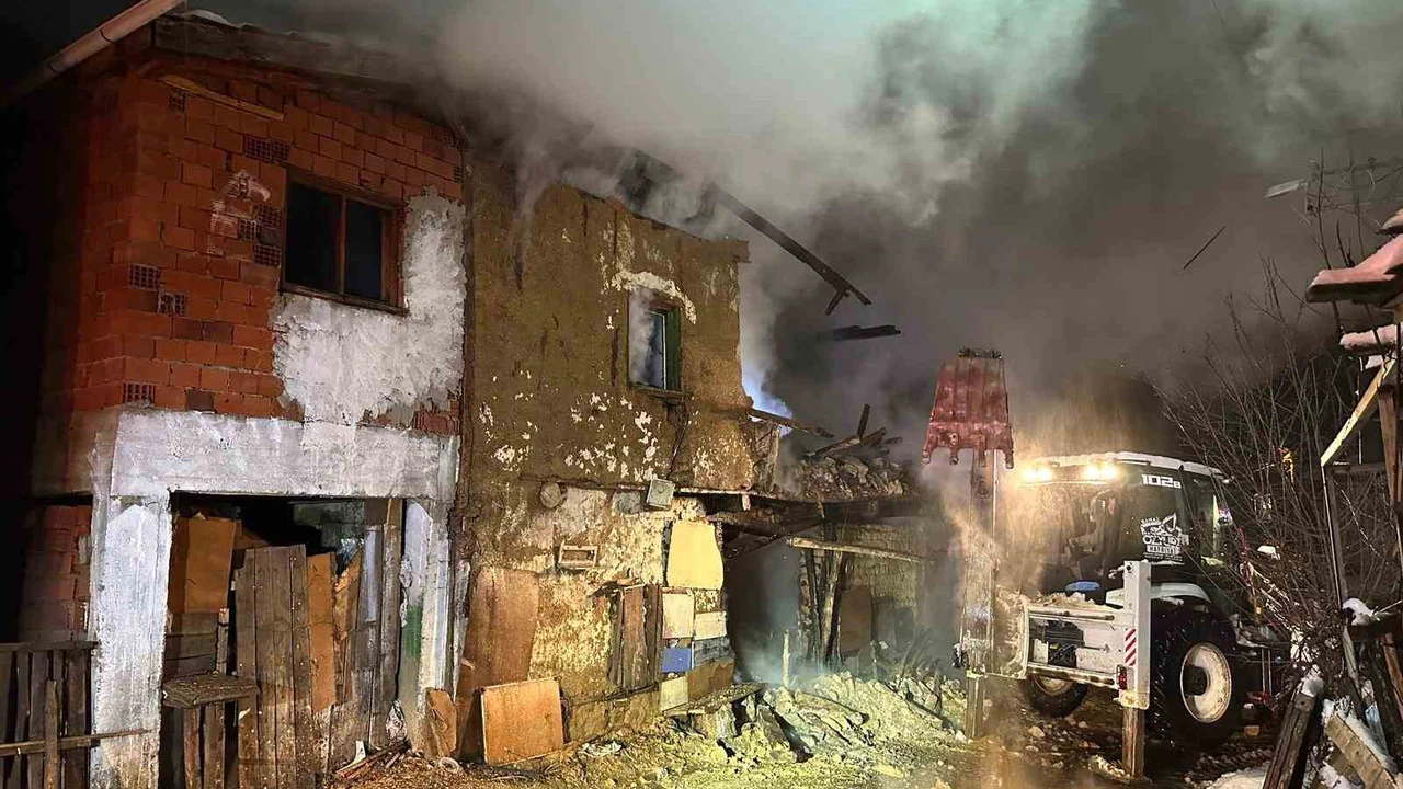 Uşak’ta hayaller kül oldu: Bir ailenin evini alevler yuttu!