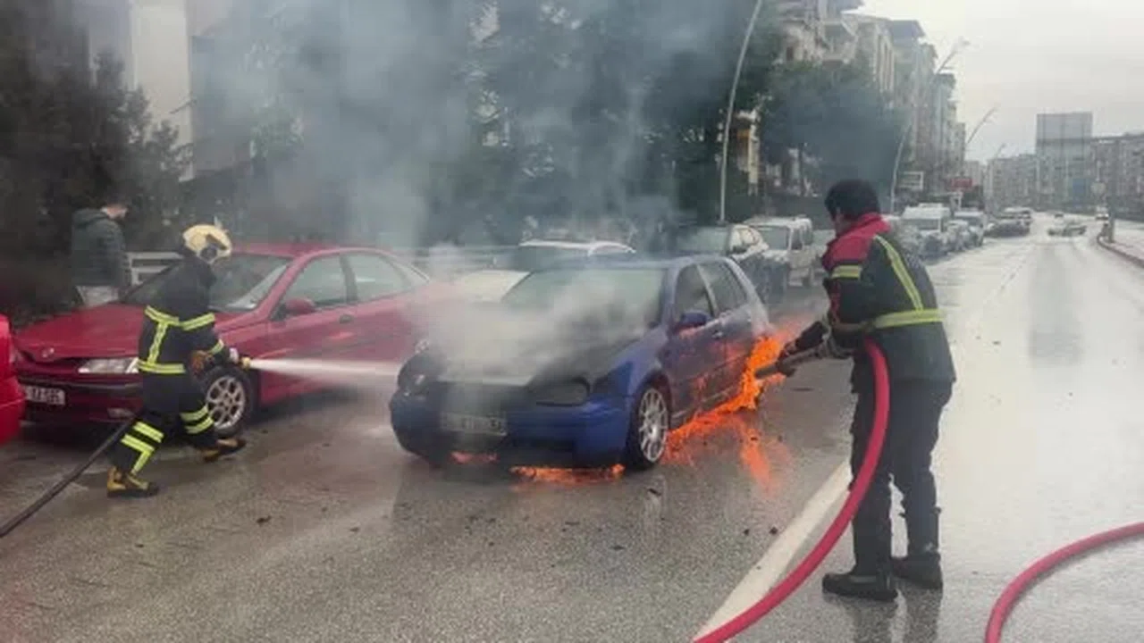 Seyir halindeyken alevlere teslim oldu: Uşak itfaiyesinden zamanla yarış!
