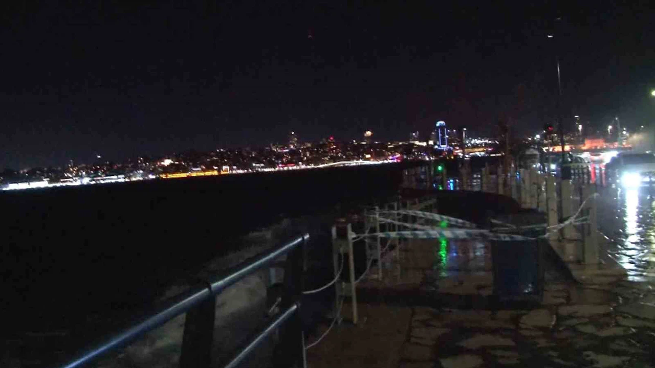 Üsküdar Sahili’nde dev dalgalar oluştu