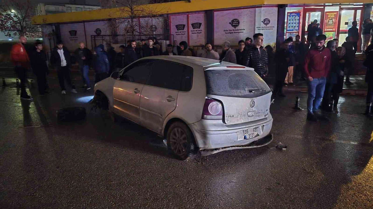 Yağış sonrası çöken yol kazaya neden oldu: 3 yaralı