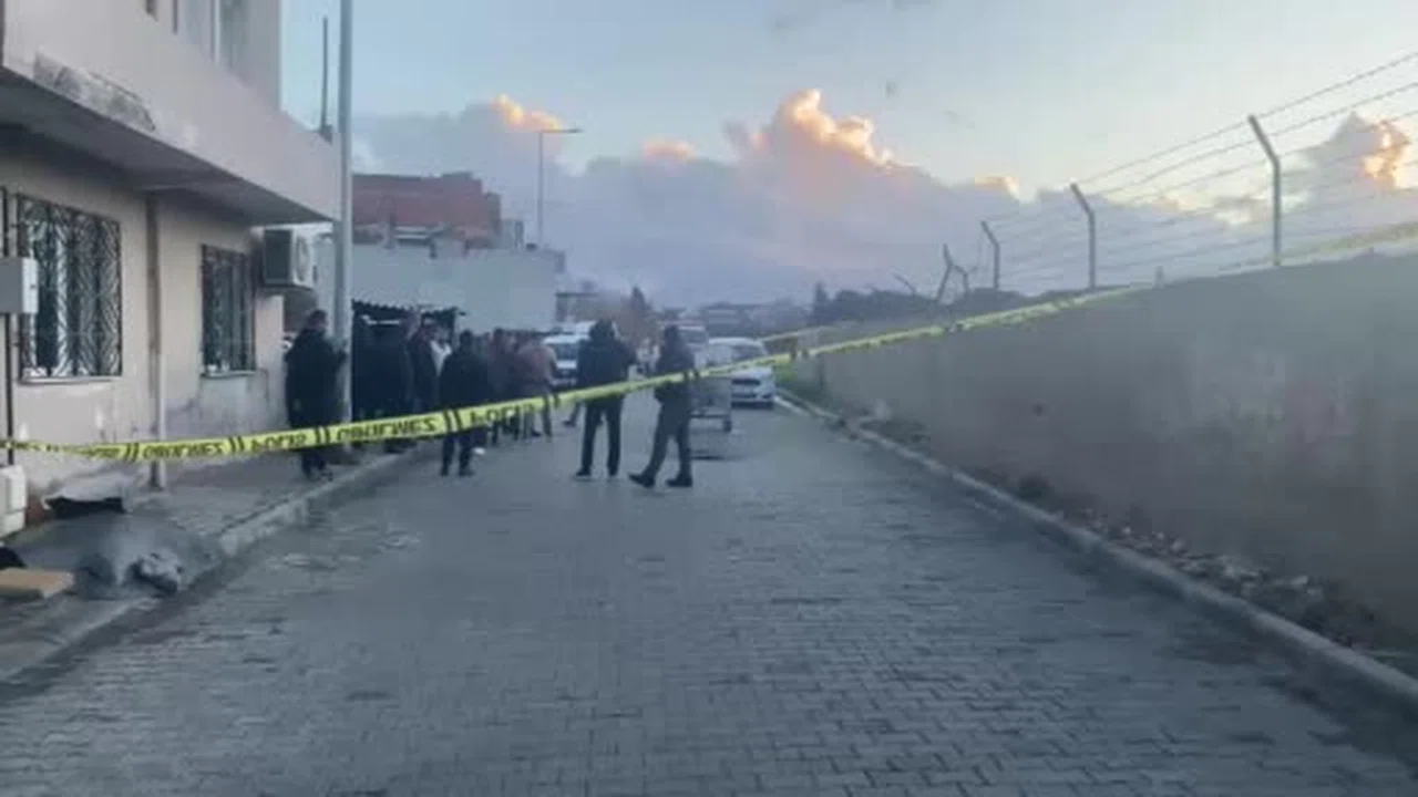 Asfalt yarıldı, geçmiş gün yüzüne çıktı: Çöken yolda insan kemikleri bulundu!