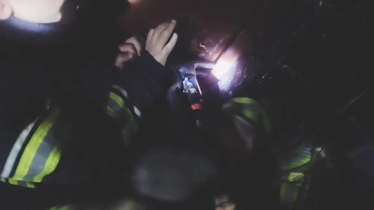 Diyarbakır'da eski toprak ev alevlere teslim oldu: O anlar kask kamerasında!