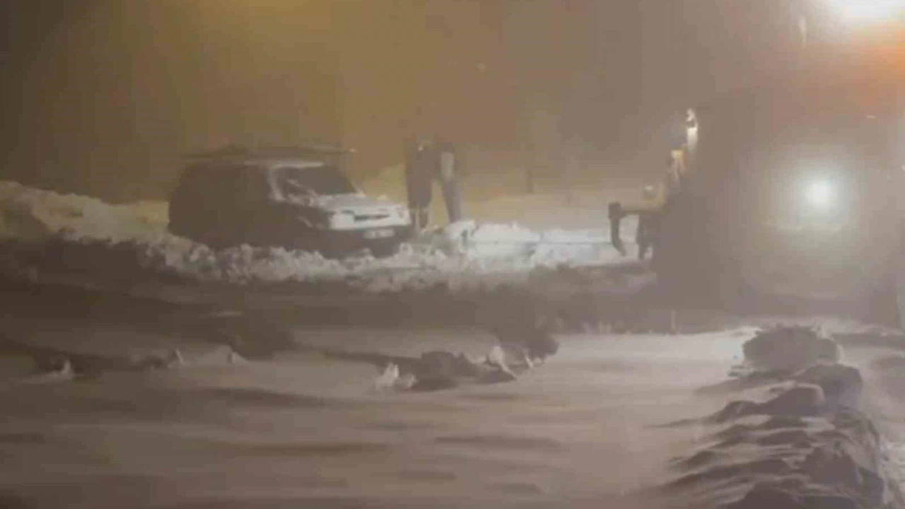 Elazığ’da beyaz kabus... Otomobil kara gömüldü, kepçe saniyelerle yetişti!