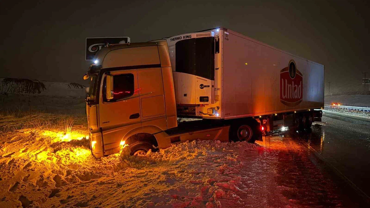 Kayseri-Malatya yolunda kış kabusu... Yol kaydı, araçlar savruldu!