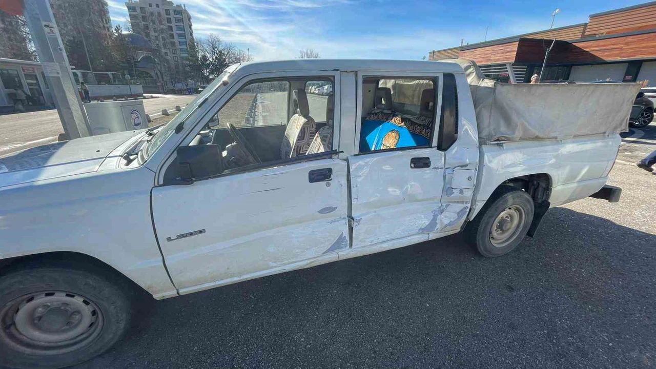 Karaman’da refüj son durak... Minibüsle çarpışan kamyonet kazayı ucuz atlattı!