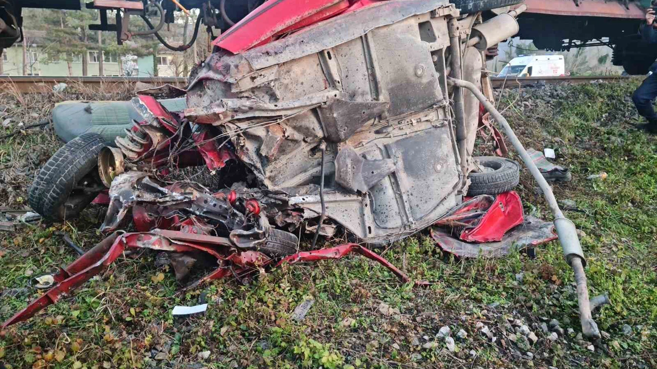 Yük treni hemzemin geçitte otomobile çarptı: 1 ölü