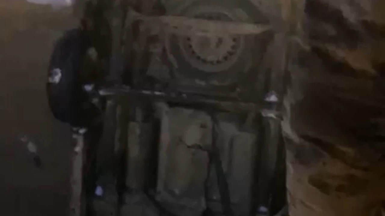 Yoldaki buzlanma otomobildeki 4 kişiyi ölümden döndürdü