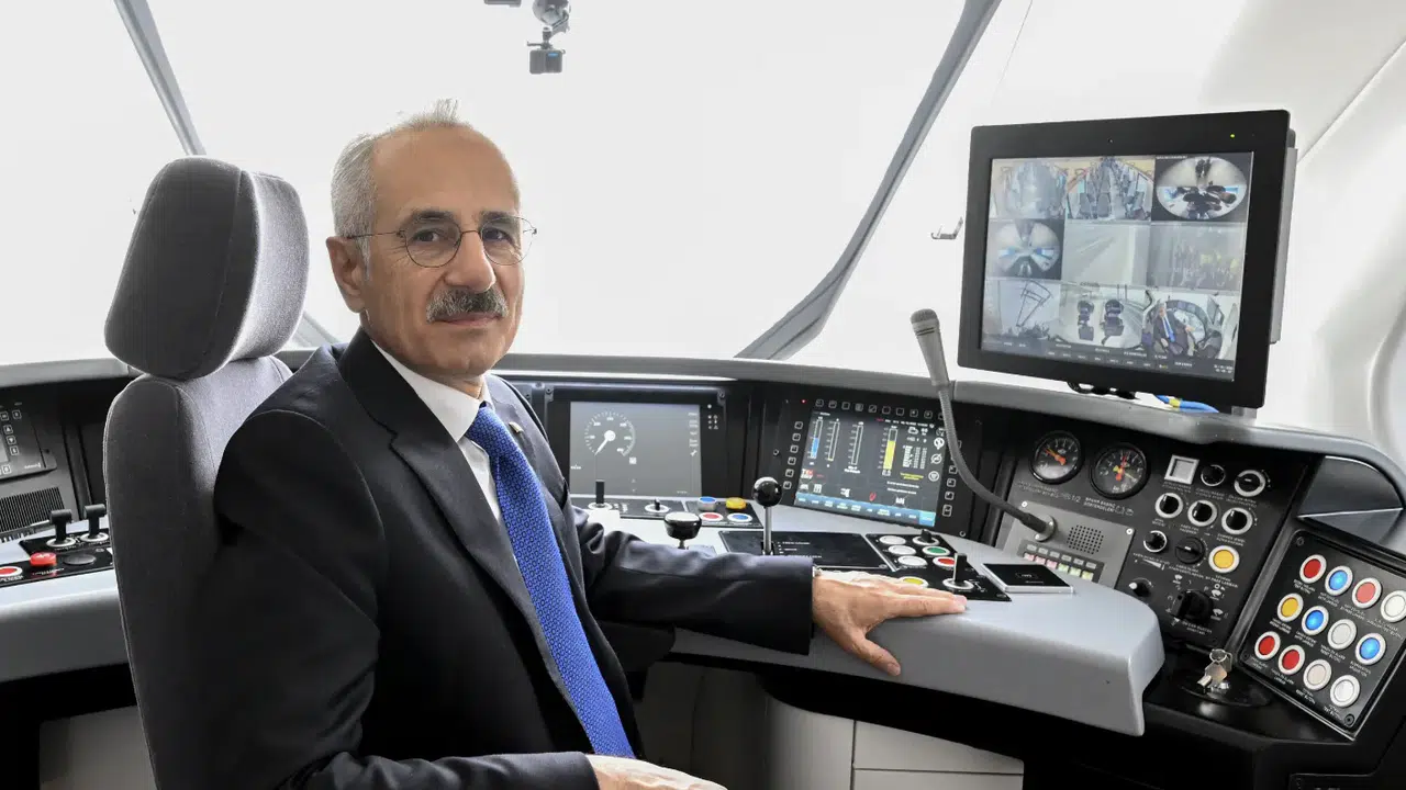 Bakan Uraloğlu Milli Hızlı Tren'i test etti