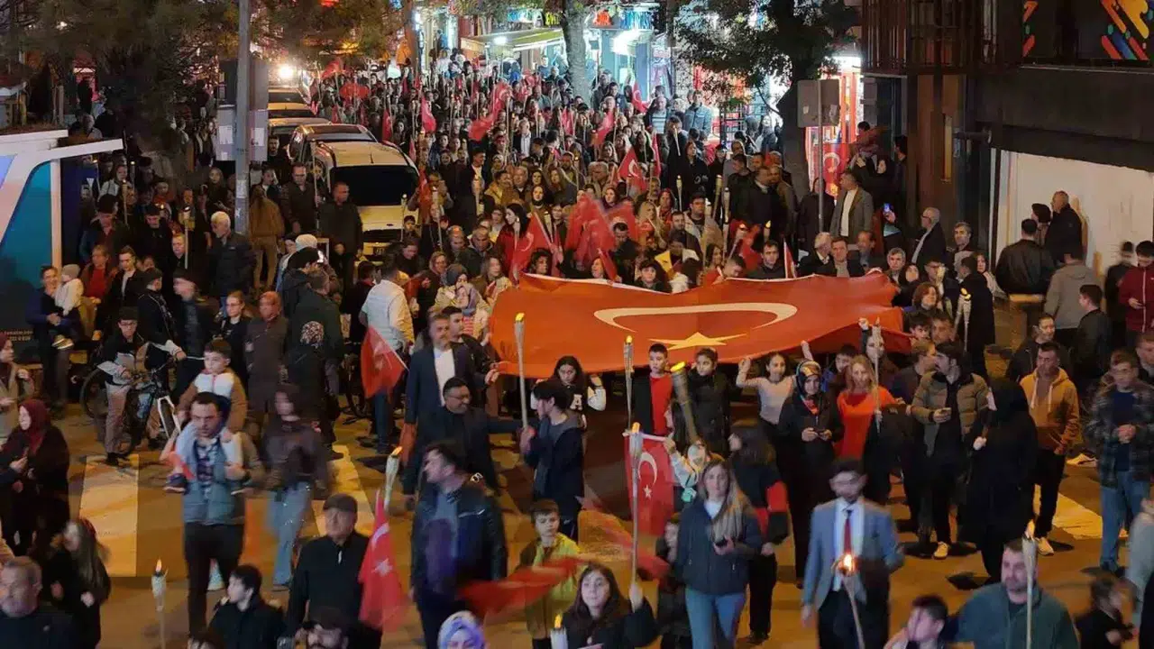 Kırıkkale’de Cumhuriyet’in 103. yılı fener alayı ve konserle kutlandı
