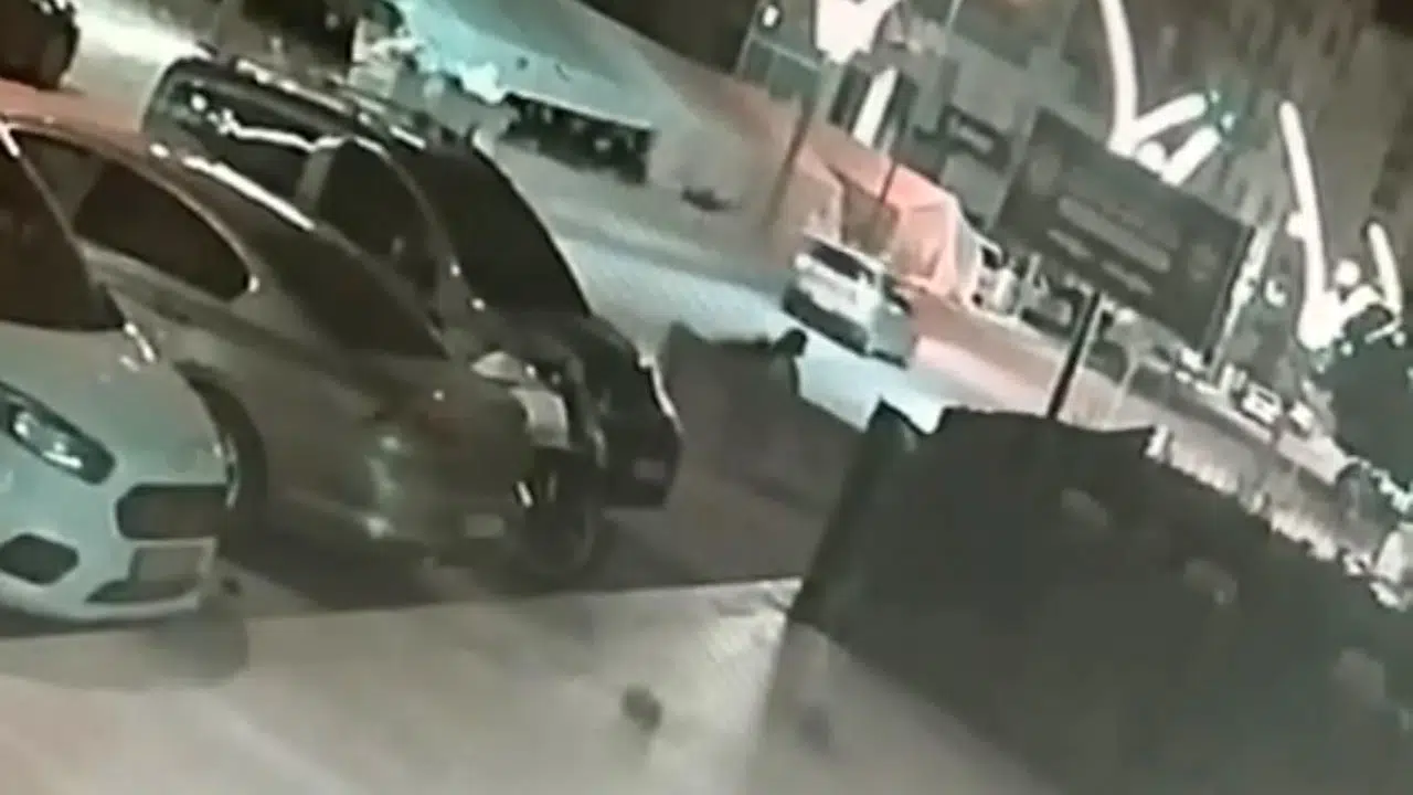Batman'da evine yürüyen kadına kapkaç anı güvenlik kamerasına yansıdı